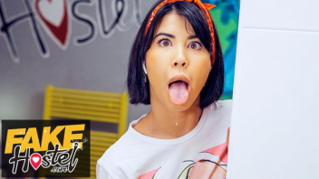 Fake Hostel ดูหนังโป๊ASMR xxx สาวฝรั่งผมสั่นมานั่งอัดวีดีโอทำคอนเท้นต์เอเอสเอ็มอา Lady Dee จนผัวเข้าห้องมาหมุนควยโชว์ เห็นแล้วน้ำเดินเงี่ยนหีจัด เลยพามาเย็ดตับๆ สลับอมควยจนเสียวทนไม่ไหว ร้องครางเบาๆเพราะเดียวเสียงดังเข้าไมค์